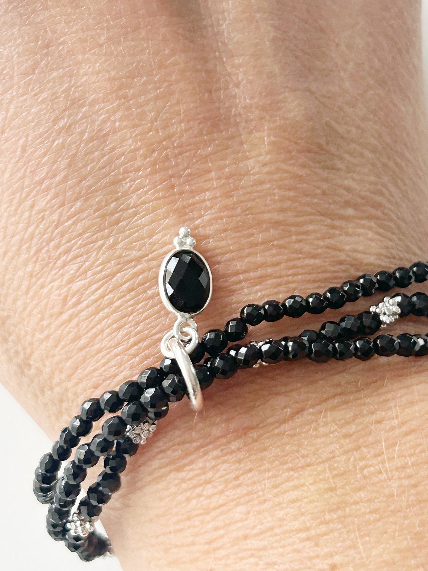 Armband schwarzer Spinell und Onyx mit Anhänger