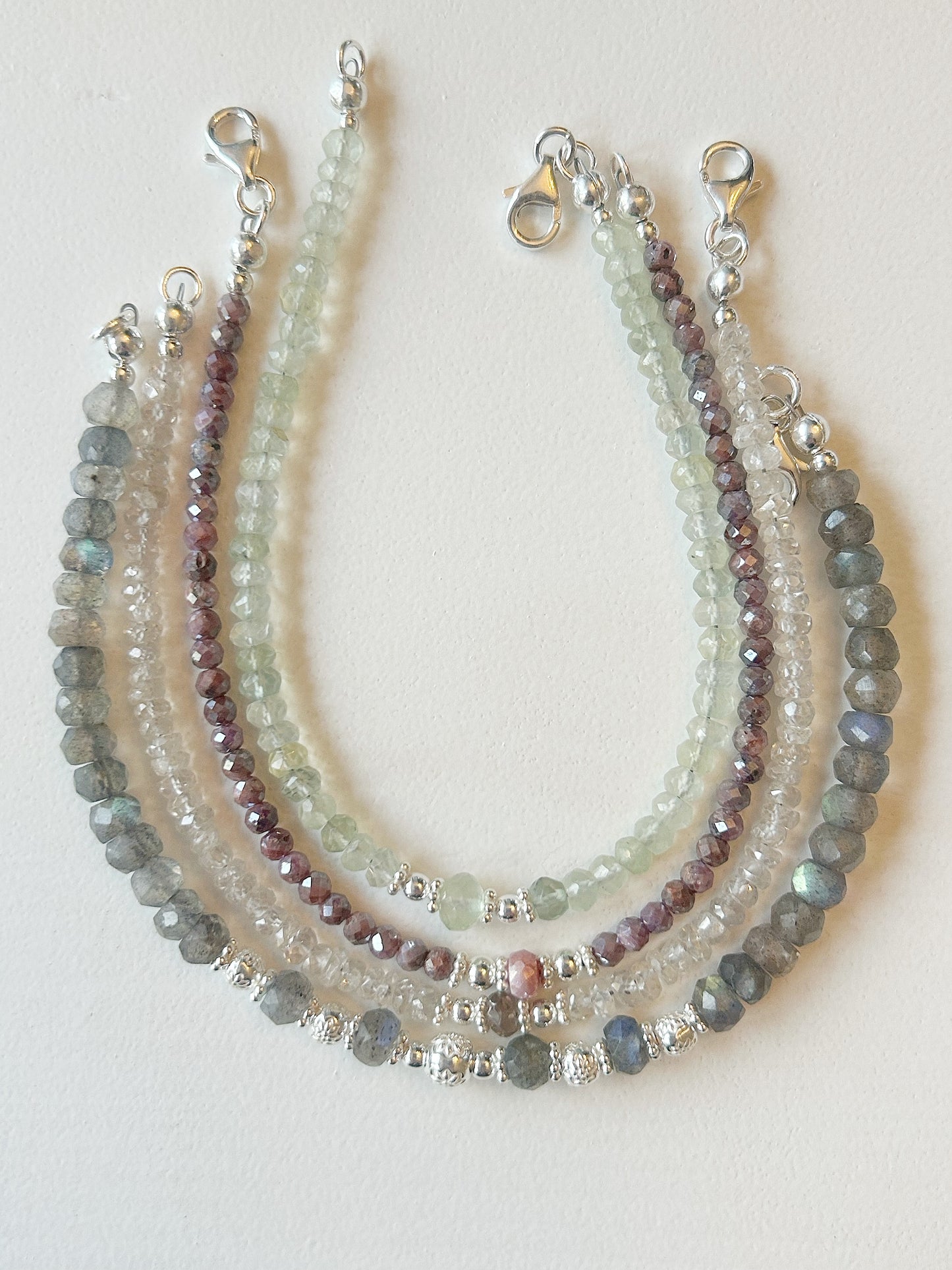 Rubin-Armband mit Silberelementen