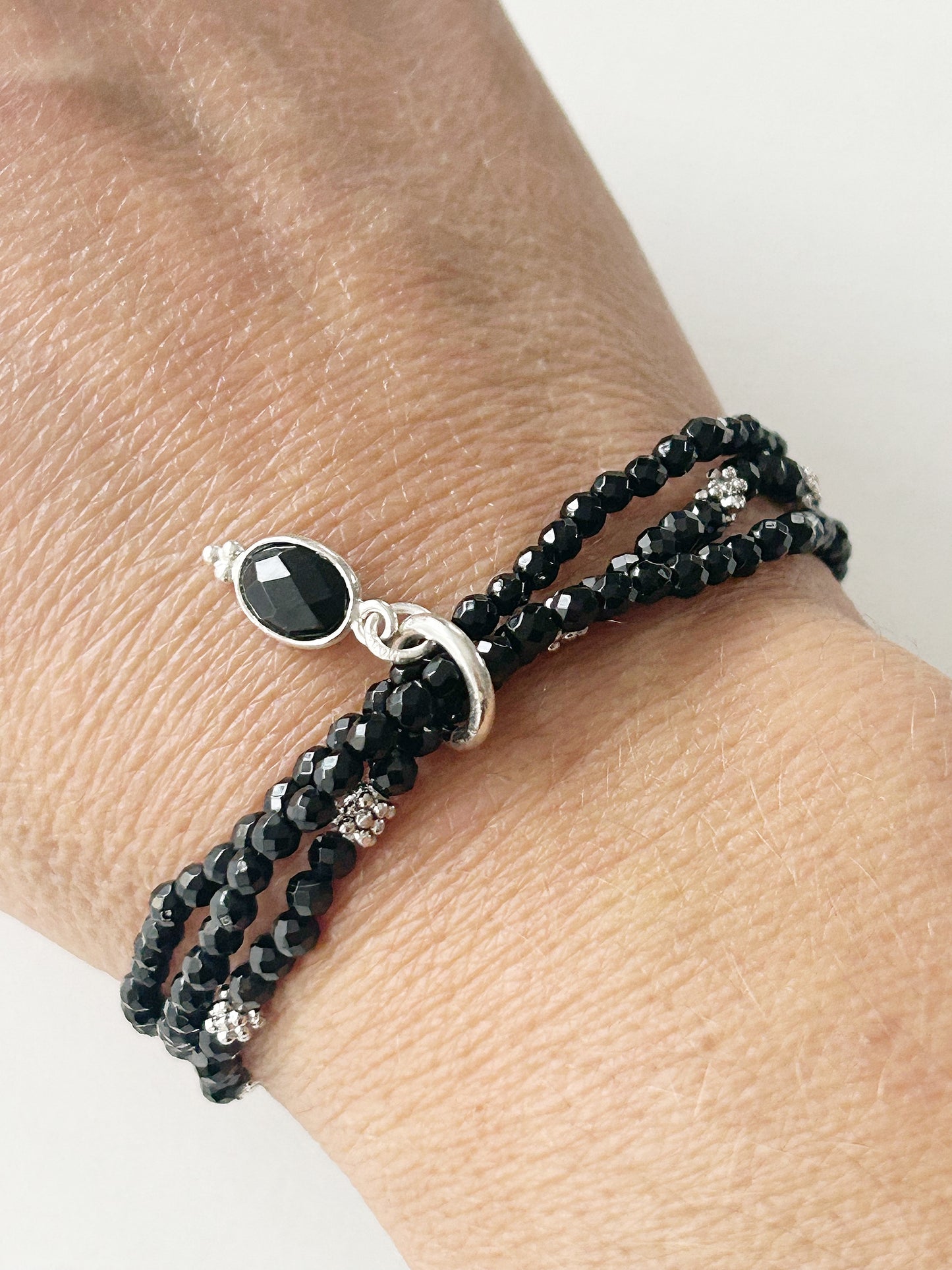 Armband schwarzer Spinell und Onyx mit Anhänger