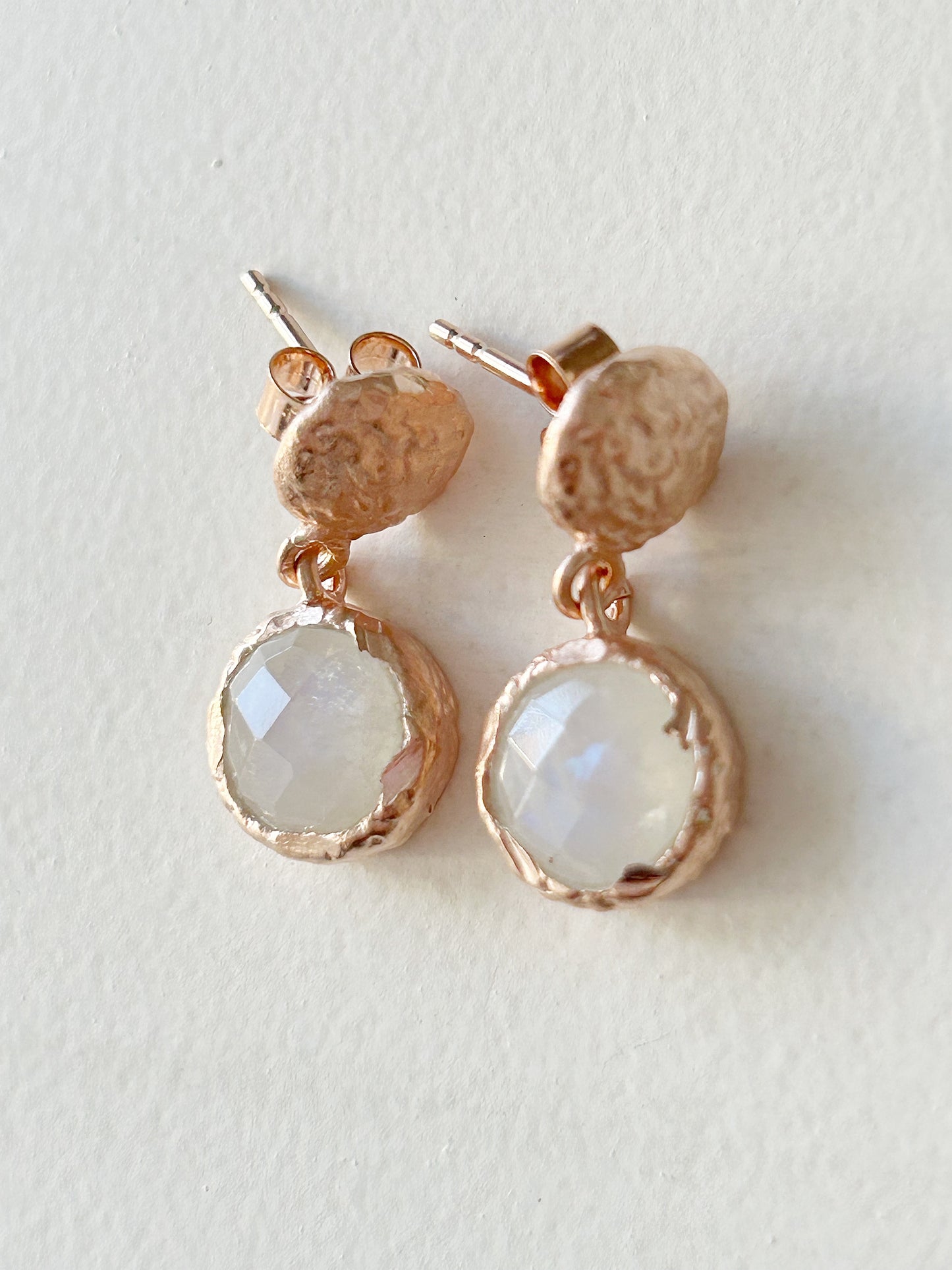 Ohrhänger facettierter Regenbogenmondstein silber rosé vergoldet