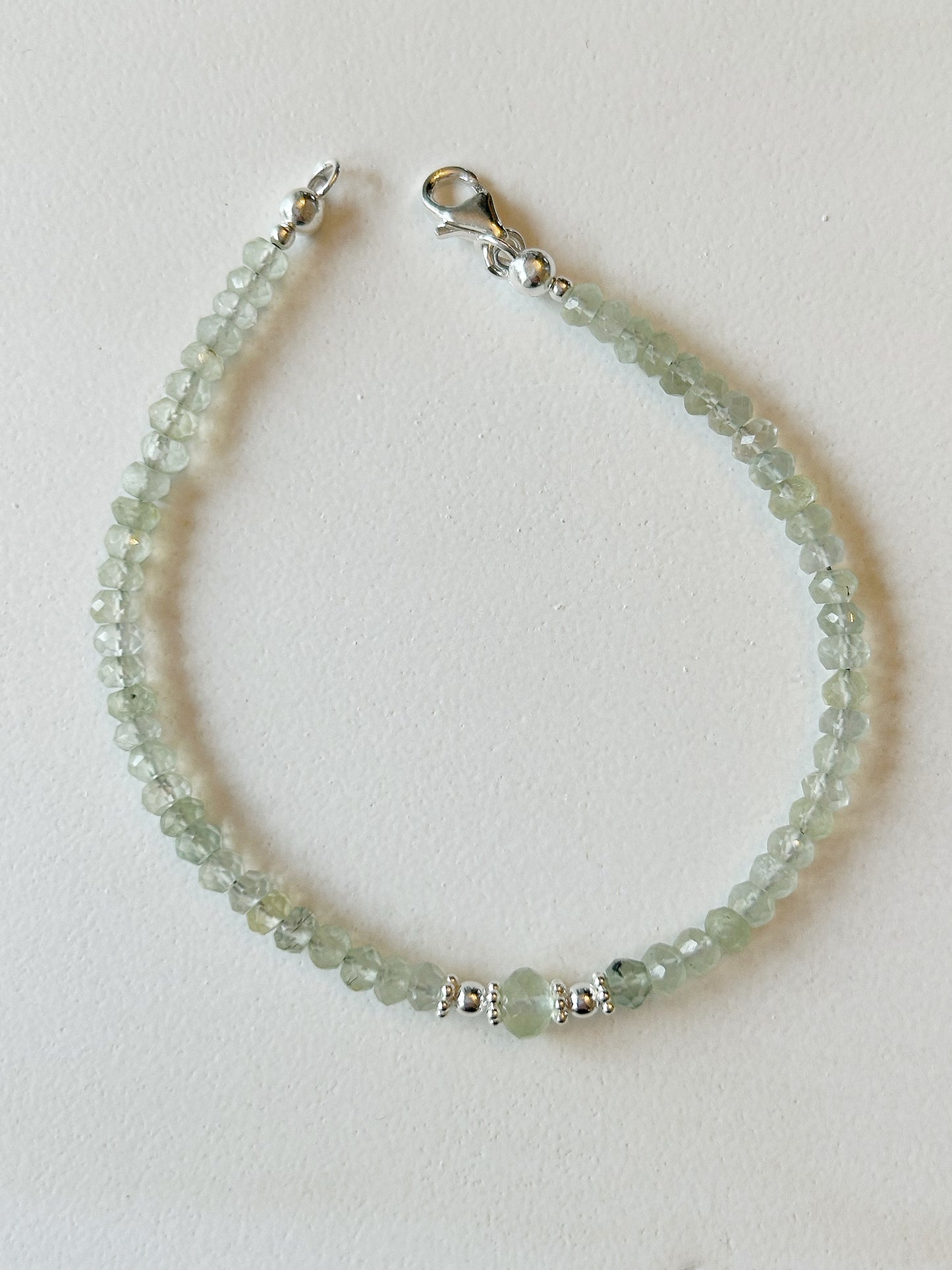 Prehnit-Armband mit Silberelementen