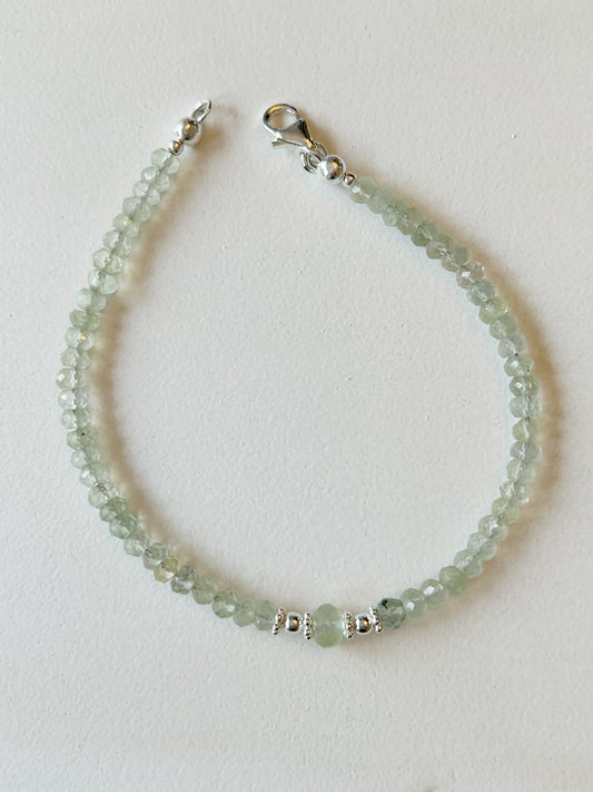 Prehnit-Armband mit Silberelementen