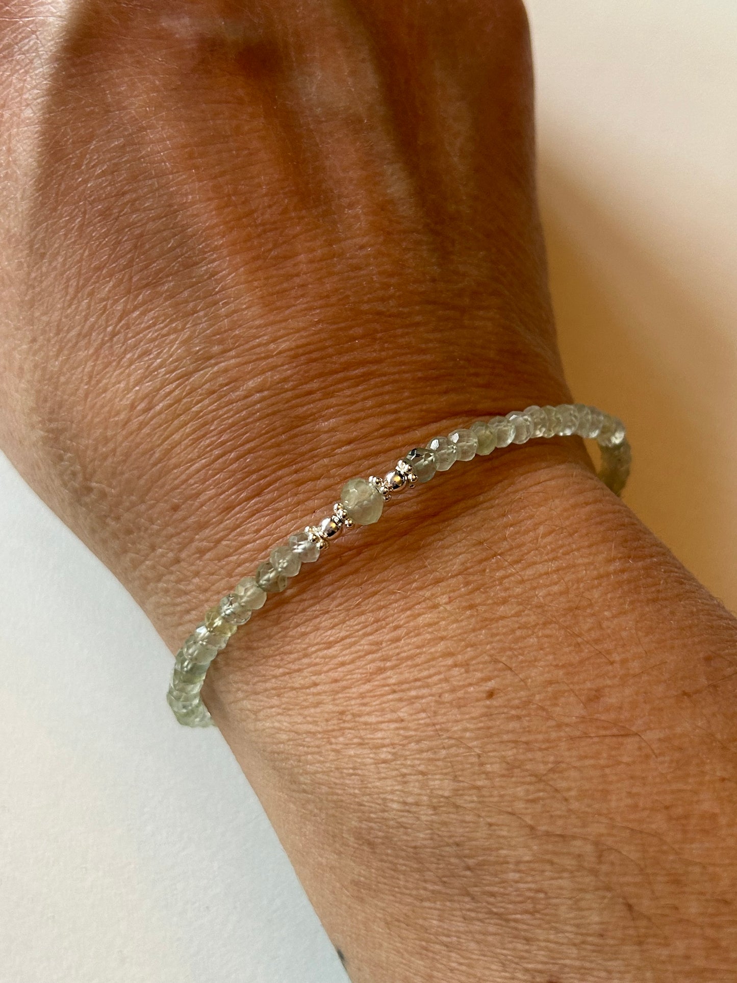 Prehnit-Armband mit Silberelementen