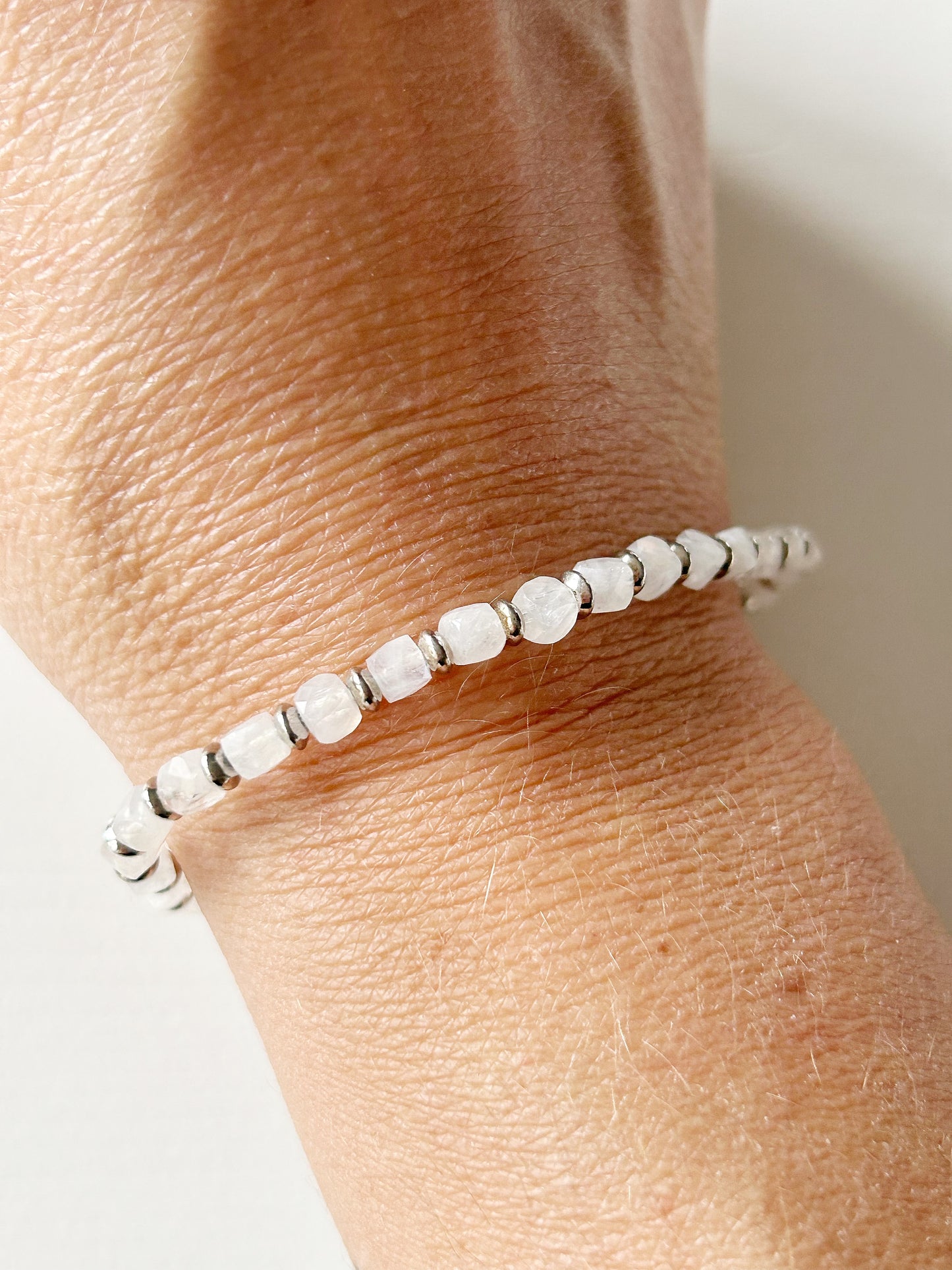 Armband Würfel Regenbogen-Mondstein mit Silberringe