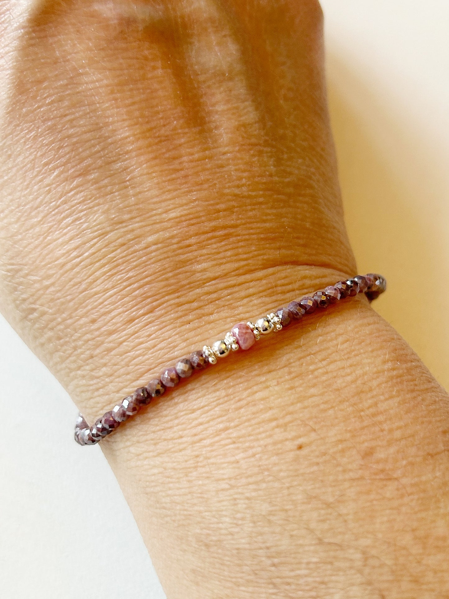 Rubin-Armband mit Silberelementen