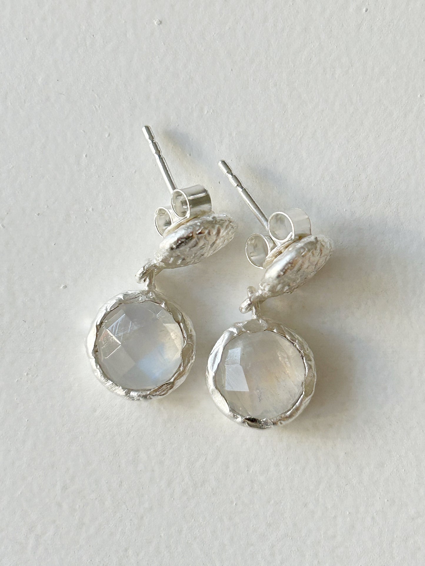 Ohrhänger facettierter Regenbogenmondstein silber