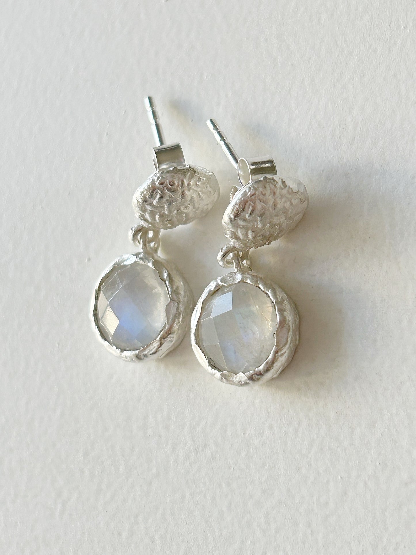 Ohrhänger facettierter Regenbogenmondstein silber