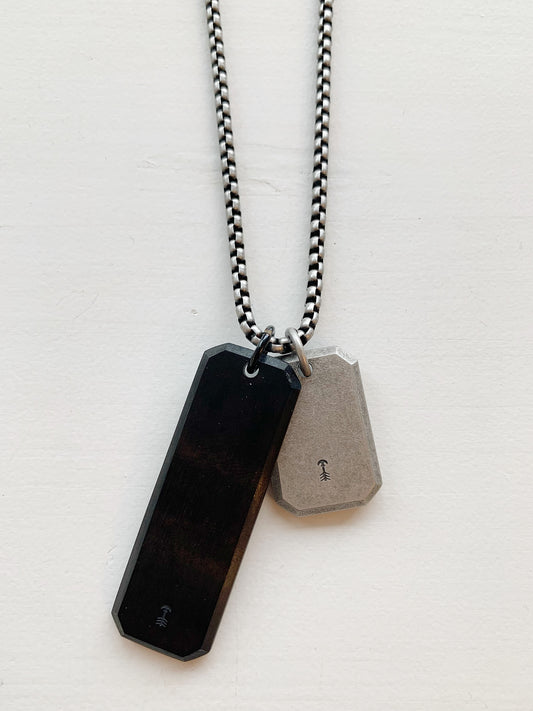 Halsschmuck aus Stahl, mit Plaquette