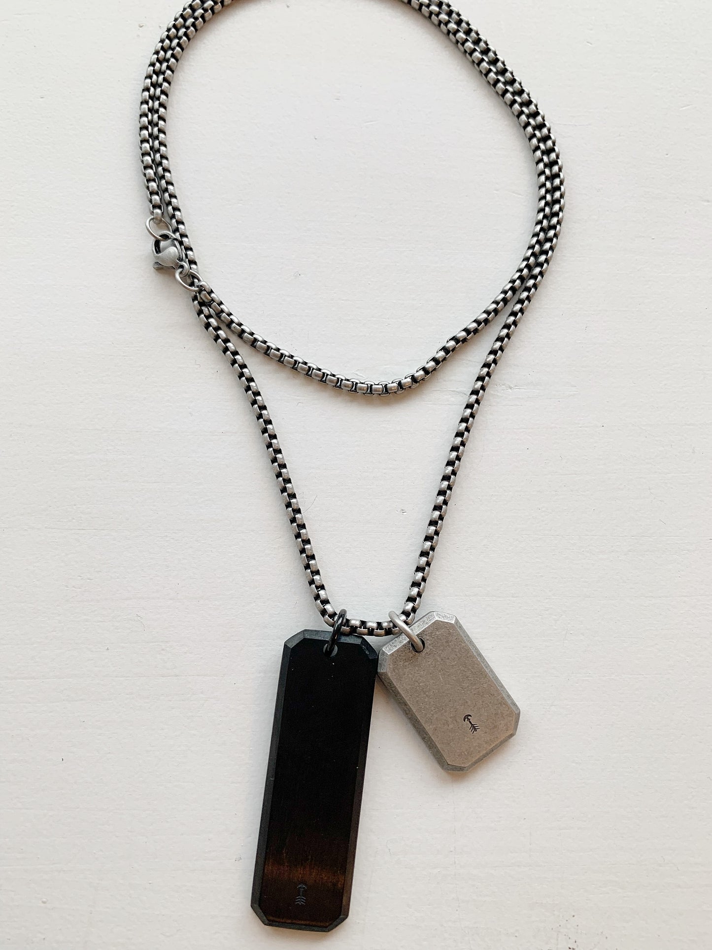 Halsschmuck aus Stahl, mit Plaquette