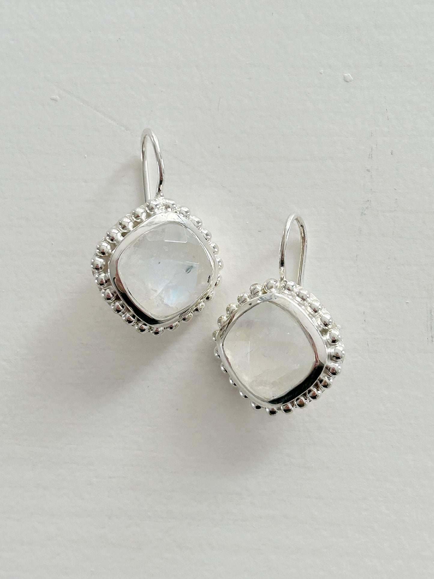 Ohrhänger mit Regenbogenmondstein