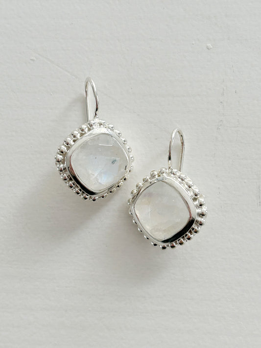 Ohrhänger mit Regenbogenmondstein