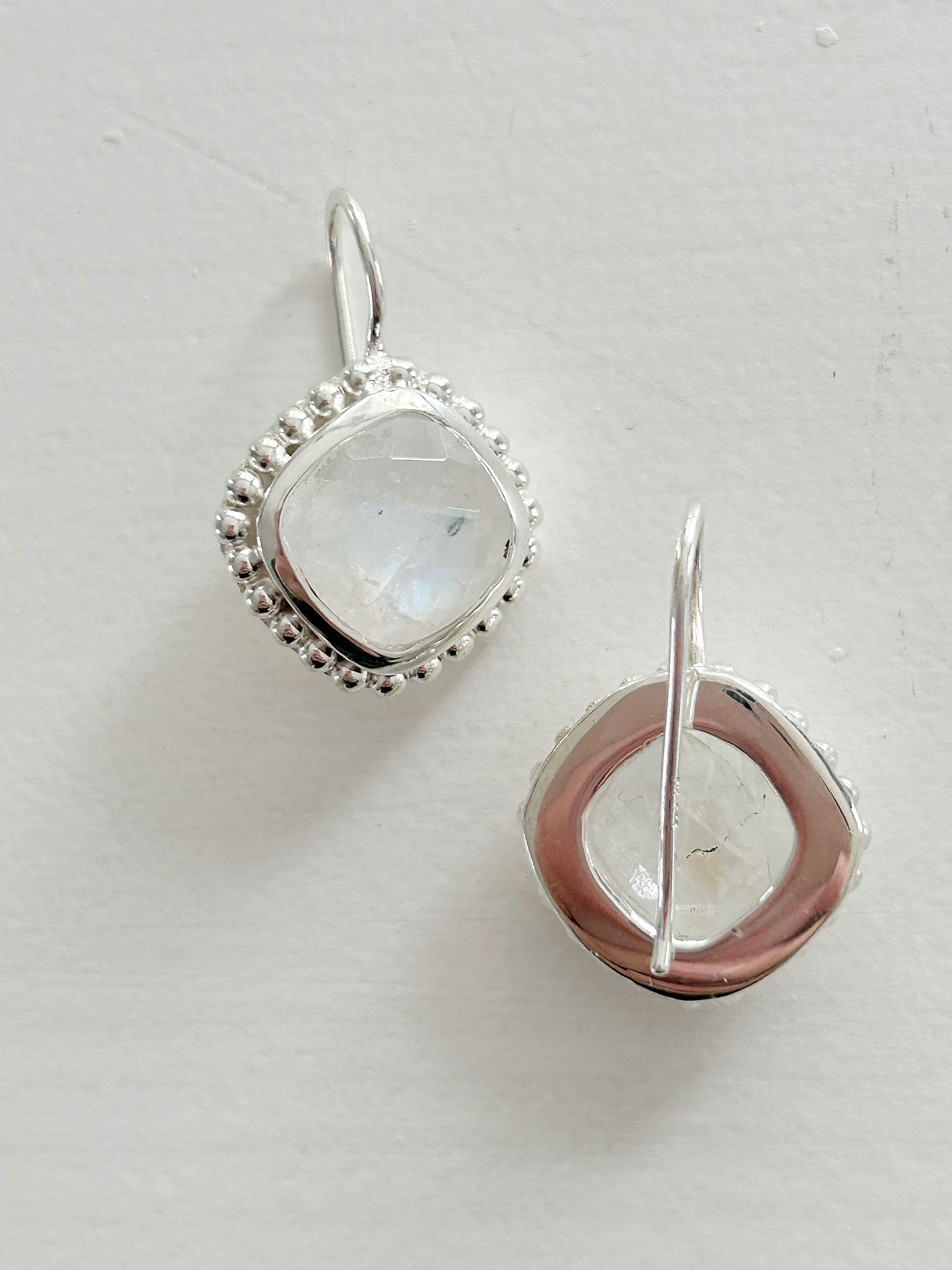 Ohrhänger mit Regenbogenmondstein